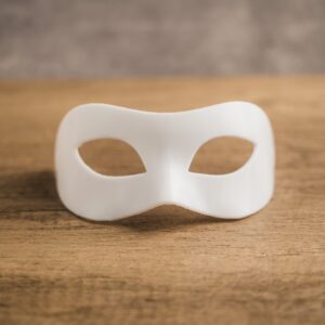 Tajomná škraboška plná elegancie a pôvabu